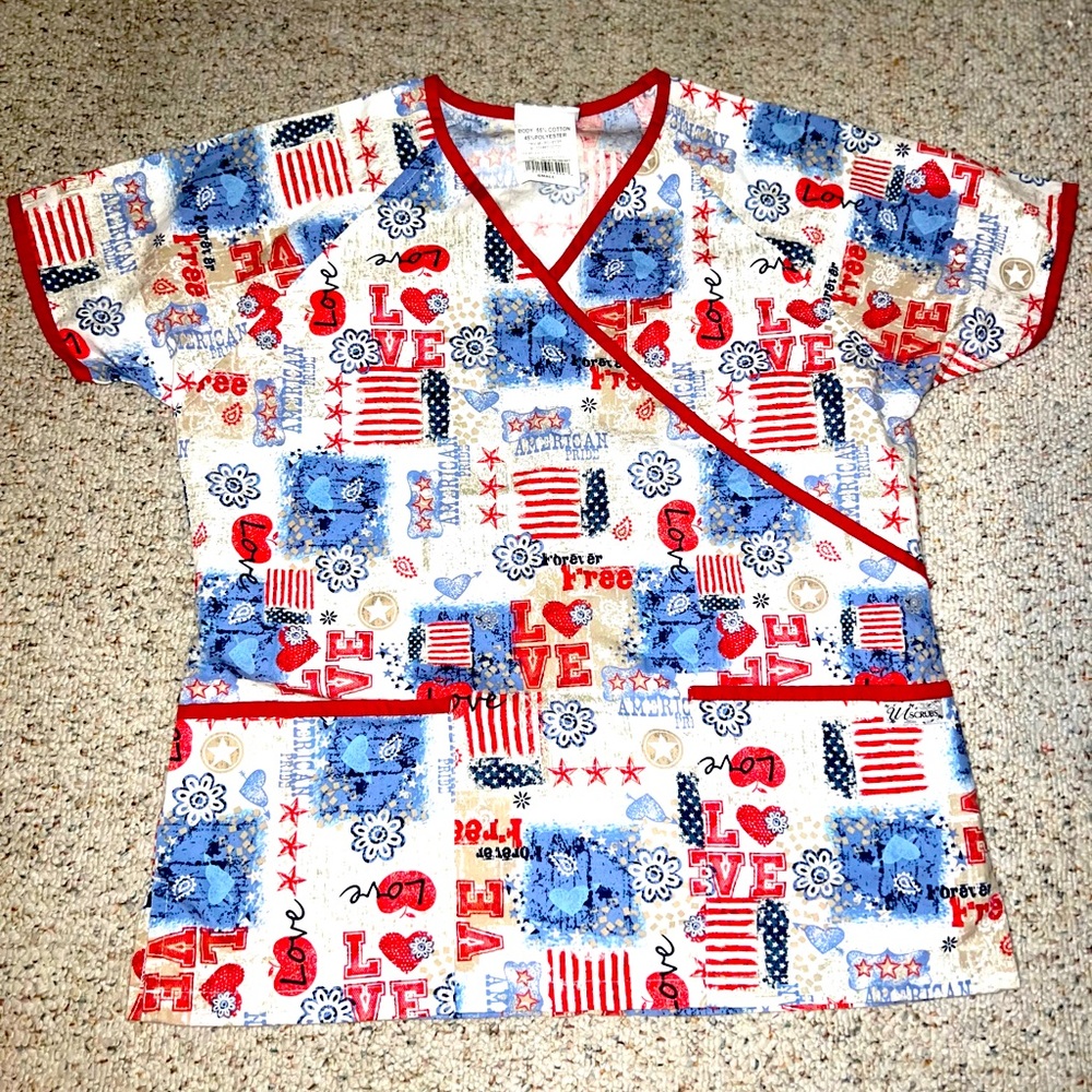 MINT CONDITION CUTE WOMENS SCRUB TOP!! Perfect for July 4th or whenever- size S-
